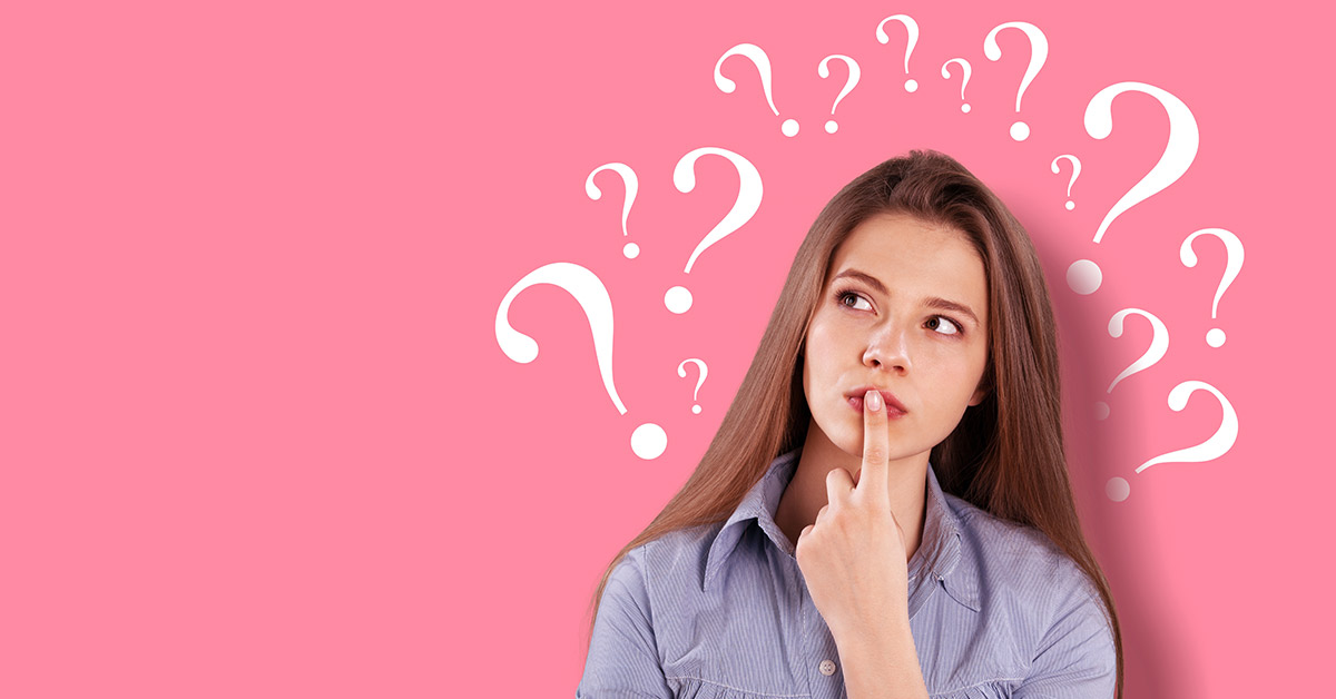Frau vor rosa Wand mit Fragezeichen denkt nach | Neugierige Fragen von Interessenten beim Immobilienverkauf